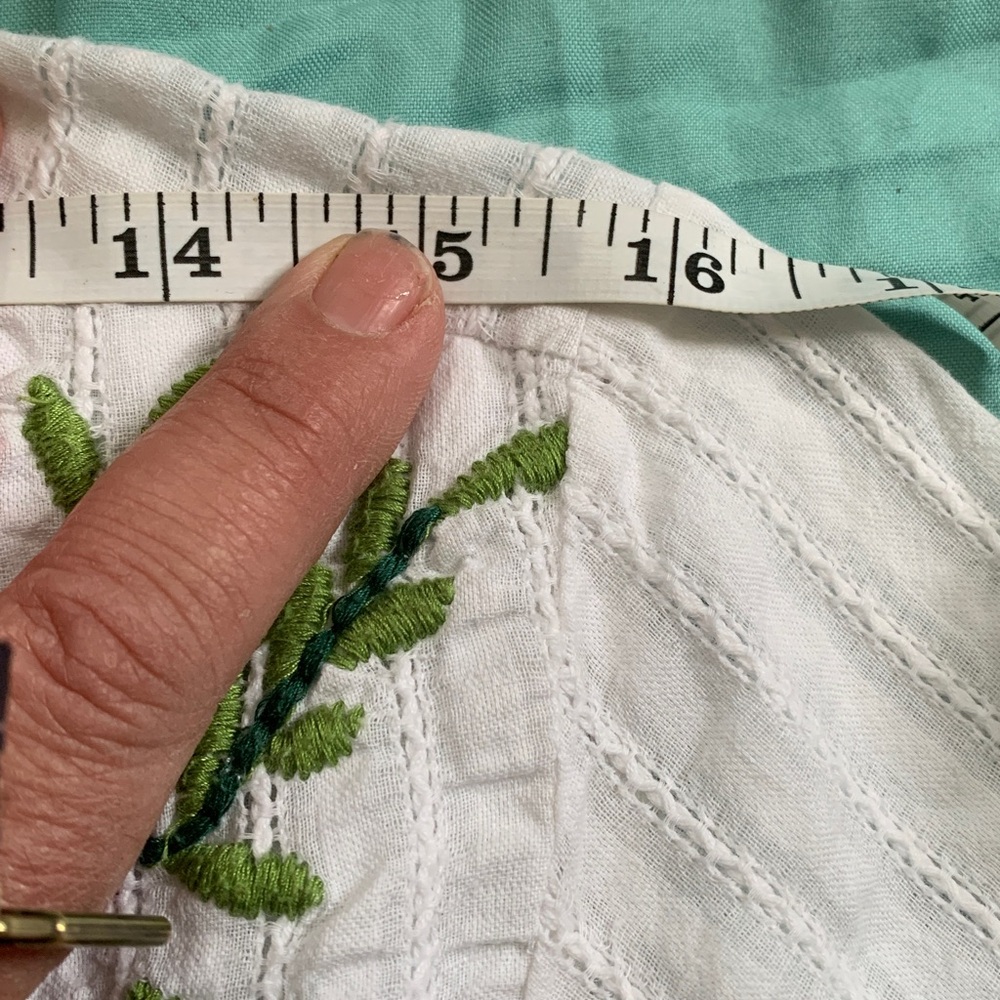 Artisan White Short-Sleeve Tunic with Multicolor Floral Embroidery - Picture 2 of 4